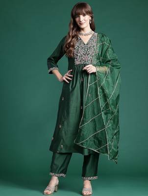 Floral Embroidered Zari Pleated Liva Kurta With Trousers & Dupatta 1