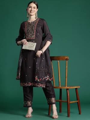 Floral Embroidered Kurta With Trousers & Dupatta 1