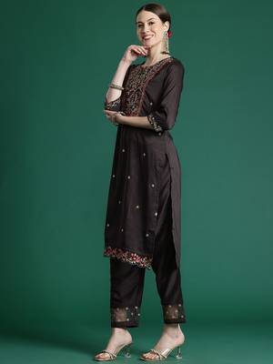 Floral Embroidered Kurta With Trousers & Dupatta 6