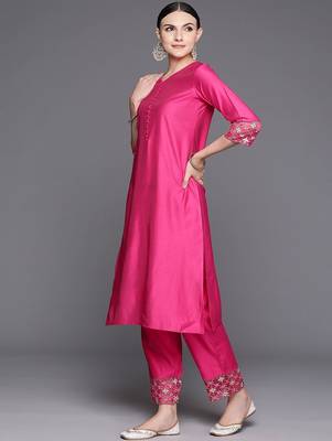 Women Embroidered Regular Thread Work Liva Kurta with Trousers & With Dupatta 5