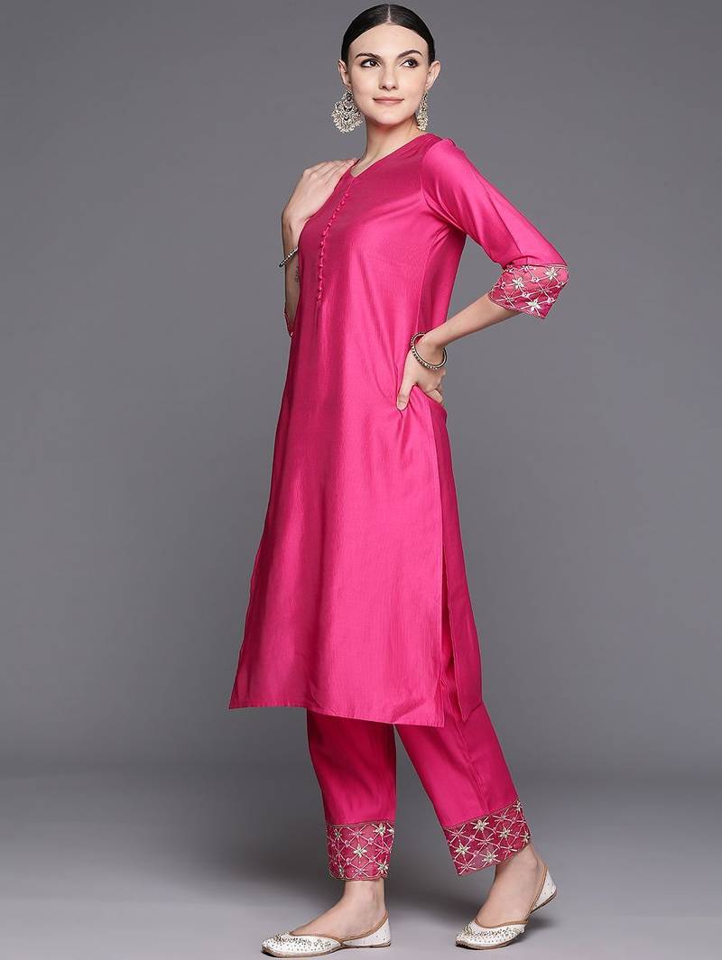 Women Embroidered Regular Thread Work Liva Kurta with Trousers & With Dupatta