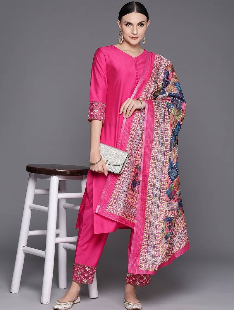 Women Embroidered Regular Thread Work Liva Kurta with Trousers & With Dupatta