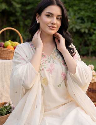 Women Floral Embroidered Regular Thread Work Pure Cotton Kurta with Trousers & With Dupatta 2
