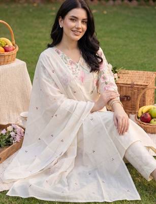 Women Floral Embroidered Regular Thread Work Pure Cotton Kurta with Trousers & With Dupatta 5