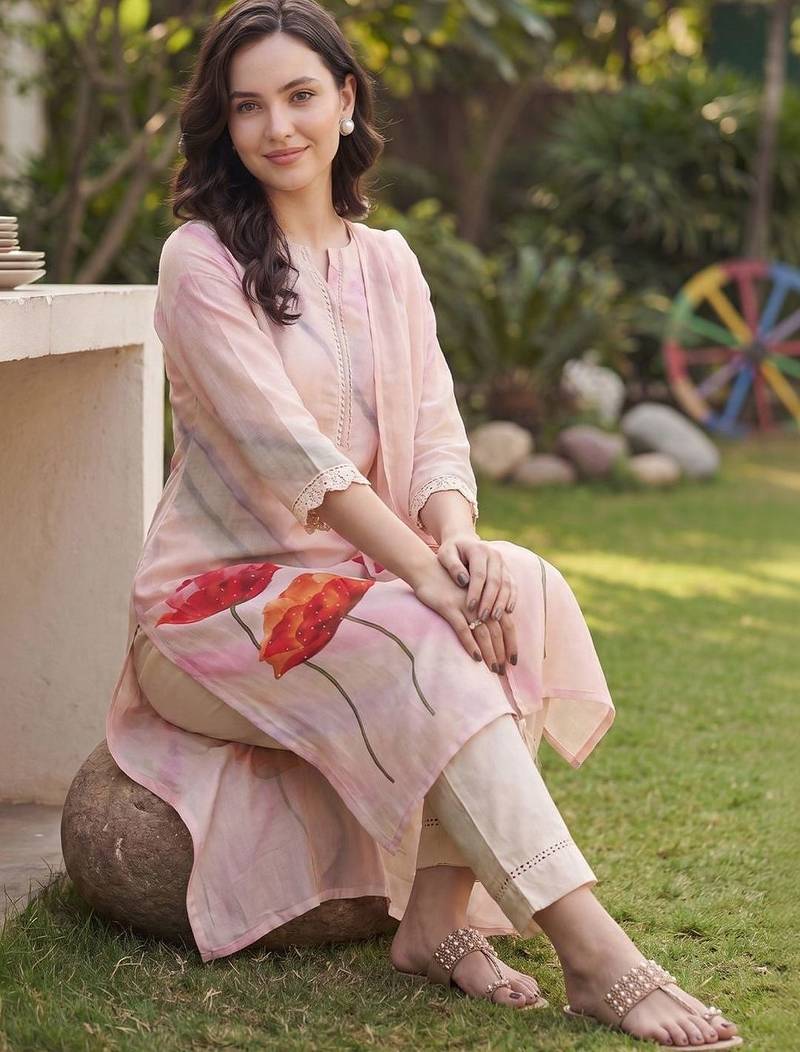 Women Floral Printed Regular Linen Kurta with Trousers & With Dupatta