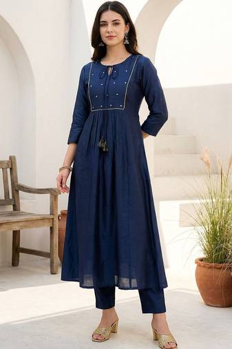 Women Panelled Thread Work Liva Kurta with Trousers