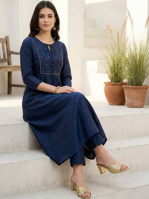 Women Panelled Thread Work Liva Kurta with Trousers 3
