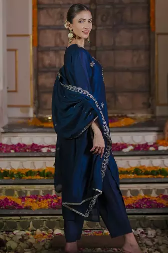 Women Ethnic Motifs Embroidered Regular Kurta with Trousers & With Dupatta