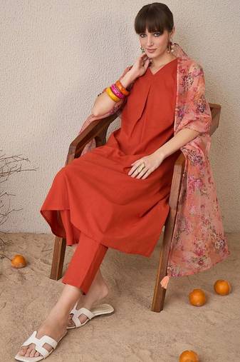 women floral regular  cotton kurta with trousers & with dupatta