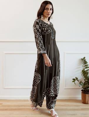 Women Printed Regular Beads and Stones Kurta with Trousers 4