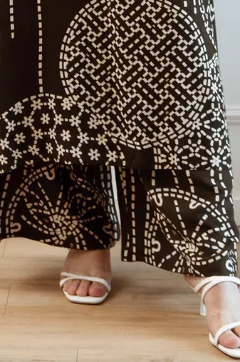 Women Printed Regular Beads and Stones Kurta with Trousers