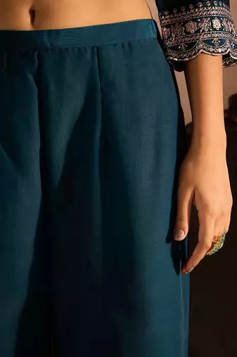 Ethnic Motifs Embroidered Thread Work Straight Kurta With Trousers & Dupatta