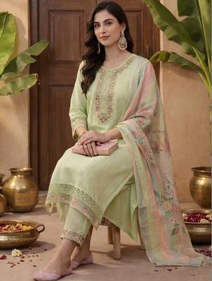 Women Floral Embroidered Regular Thread Work Kurta with Trousers & With Dupatta 5