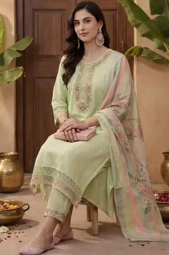 Women Floral Embroidered Regular Thread Work Kurta with Trousers & With Dupatta