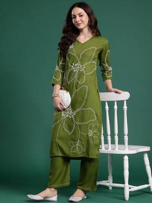 Women Floral Embroidered Thread Work Kurta with Palazzos 1