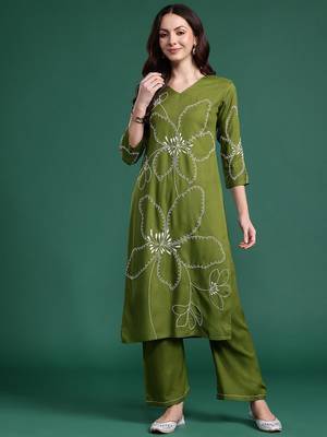 Women Floral Embroidered Thread Work Kurta with Palazzos 4
