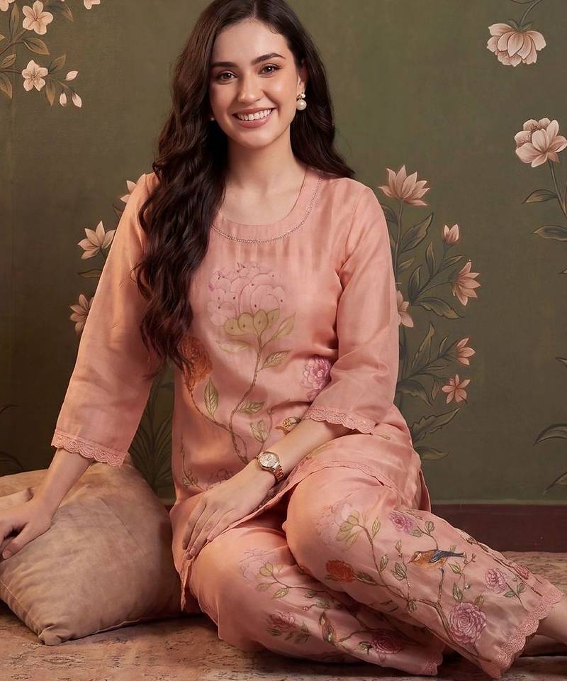 Women Floral Embroidered Regular Thread Work Linen Kurta with Trousers
