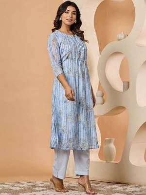Women Printed Pleated Pure Cotton Kurta with Trousers 4