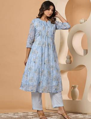Women Printed Pleated Pure Cotton Kurta with Trousers 6