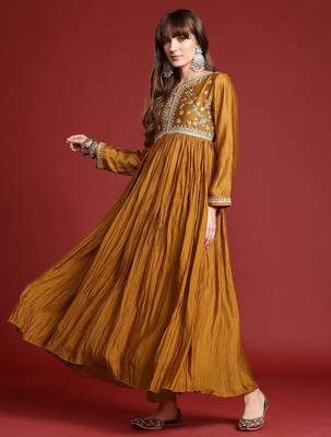 Floral Embroidered Pleated Zari Kurta With Trousers & Dupatta 6