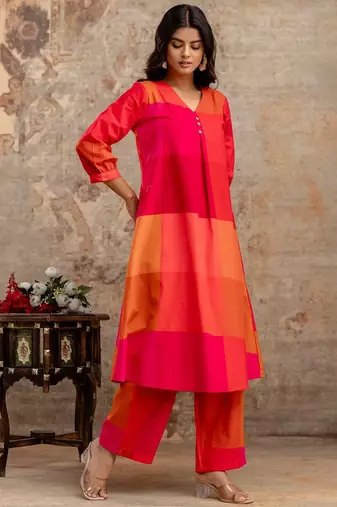 Women Colourblocked V-Neck Regular Kurta with Trousers