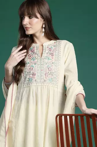 Floral Embroidered Panelled Thread Work Pure Cotton Kurta With Trousers & Dupatta