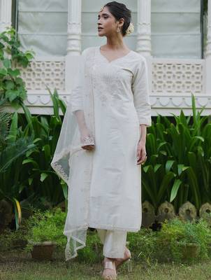 Floral Embroidered Thread Work Kurta with Trousers & Dupatta 1