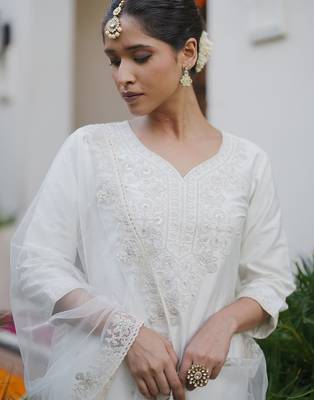 Floral Embroidered Thread Work Kurta with Trousers & Dupatta 3