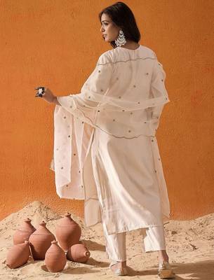Off White Ethnic Motifs Embroidered Panelled Zari Kurta With Trousers & Dupatta 6