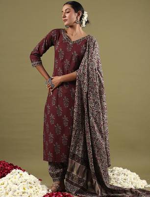 floral printed v-neck  cotton straight kurta with salwar & dupatta 3