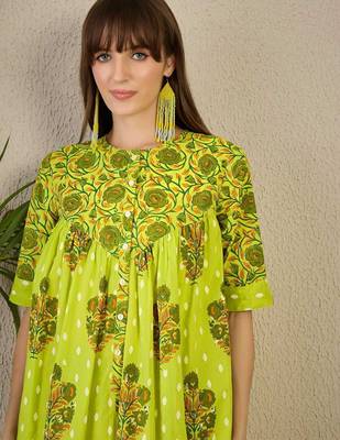 Women Floral Printed Tiered Pure Cotton Kurta with Trousers 2