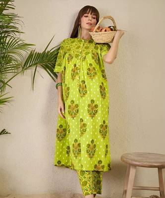 Women Floral Printed Tiered Pure Cotton Kurta with Trousers 1