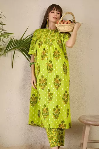 Women Floral Printed Tiered Pure Cotton Kurta with Trousers