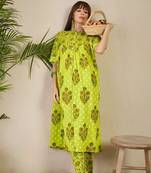 Women Floral Printed Tiered Pure Cotton Kurta with Trousers