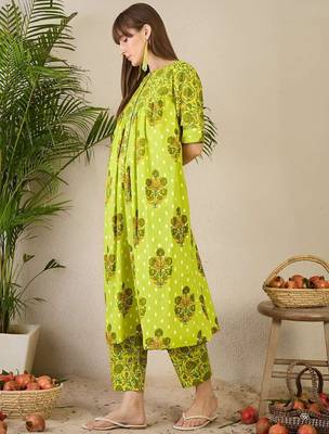Women Floral Printed Tiered Pure Cotton Kurta with Trousers 3