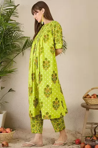 Women Floral Printed Tiered Pure Cotton Kurta with Trousers