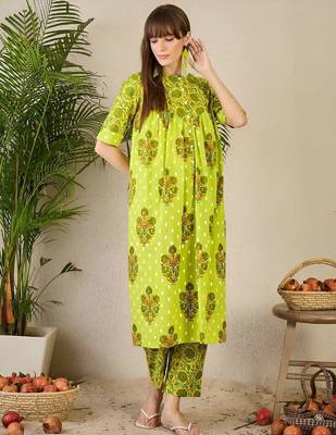 Women Floral Printed Tiered Pure Cotton Kurta with Trousers 4