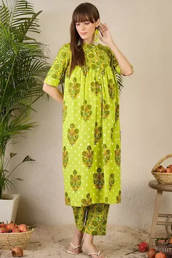 Women Floral Printed Tiered Pure Cotton Kurta with Trousers