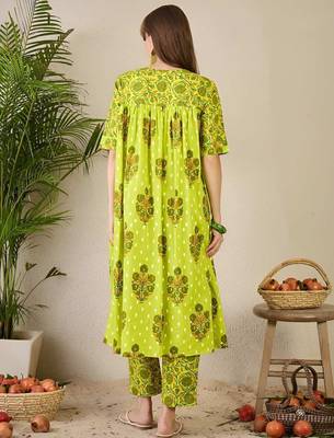 Women Floral Printed Tiered Pure Cotton Kurta with Trousers 5