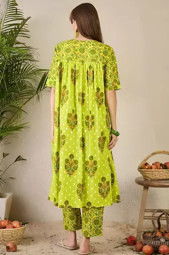 Women Floral Printed Tiered Pure Cotton Kurta with Trousers