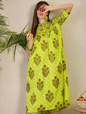 Women Floral Printed Tiered Pure Cotton Kurta with Trousers 6