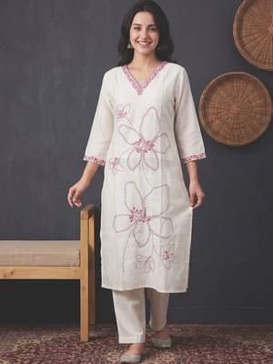 Women Floral Embroidered Regular Thread Work Kurta with Trousers 1