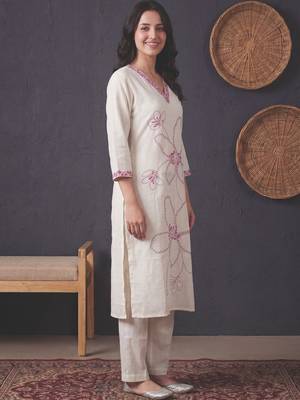 Women Floral Embroidered Regular Thread Work Kurta with Trousers 3