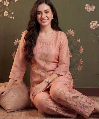 Women Floral Embroidered Regular Thread Work Linen Kurta with Trousers 5