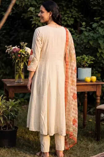 Women Floral Printed Regular Thread Work Pure Cotton Kurta with Trousers & With Dupatta