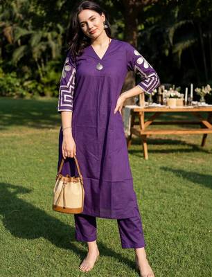 Women Embroidered Pleated Thread Work Pure Cotton Kurta with Trousers 6