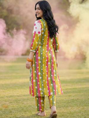 Women Floral Printed Regular Pure Cotton Kurta with Trousers 4