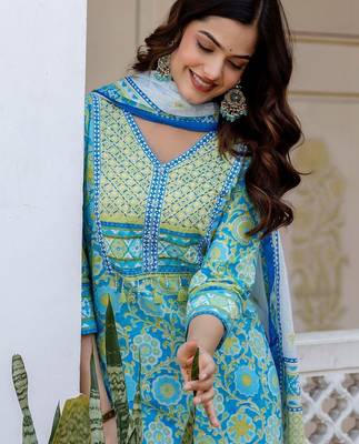 Women Floral Printed Regular Thread Work Pure Cotton Kurta with Trousers & With Dupatta 3