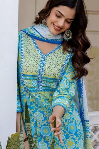 Women Floral Printed Regular Thread Work Pure Cotton Kurta with Trousers & With Dupatta