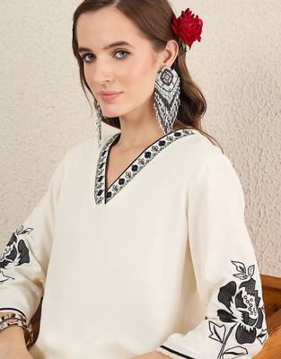 Women Floral Embroidered Regular Thread Work Kurta with Trousers 2